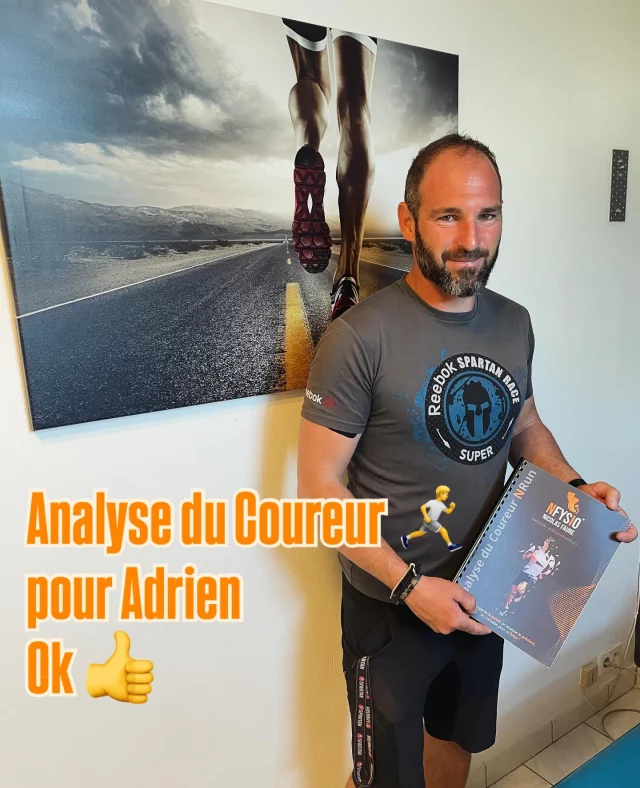 🏃Analyse du Coureur pour Adrien👉 Sa pratique : 2 à 3 entraînements/semaine en complément de son métier ( Éducateur Motocross )Pourquoi l’Analyse ❓
- Connaître ses chaussures adaptées à son profil.
- Comprendre ses douleurs sur les tendons d’Achille à la course.1️⃣ La pratique du Motocross impose un appui constant sur l’avant du pied en position debout sur les reposes pieds de la moto. Nous avons un travail stato-excentrique sur les mollets et le tendon d’Achille .2️⃣ Les tests de souplesse montre une raideur importante sur la chaîne des muscles postérieures. Le bilan clinique montre des tensions douloureuses sur tout le complex ( mollets - tendons d’Achille - aponévrose ) .3️⃣ Son profil : Terrien préférence Jambe Droite4️⃣ Recommandations chaussures : Asics / Nike sur la route 🛣️, NNormal/ Asics pour le trail 🗻.5️⃣ Recommandations d’Automassage +++ sur la chaîne postérieure avec du renforcement spécifique pour sa pratique de la course et de la motocross.6️⃣ Recommandations de faire un traitement kinésithérapique par onde de chocs pour agir de manière efficace sur ses douleurs de tendons d’Achille récurrentes.💥L’analyse du Coureur Nfysio c’est avoir une vision globale pour le coureur dans sa pratique dans le préventif et le curatif .#nfysio #analyseducoureur #runningbordeaux #kiprun #decathlonrunning #kinesitherapie #labrede #motocross